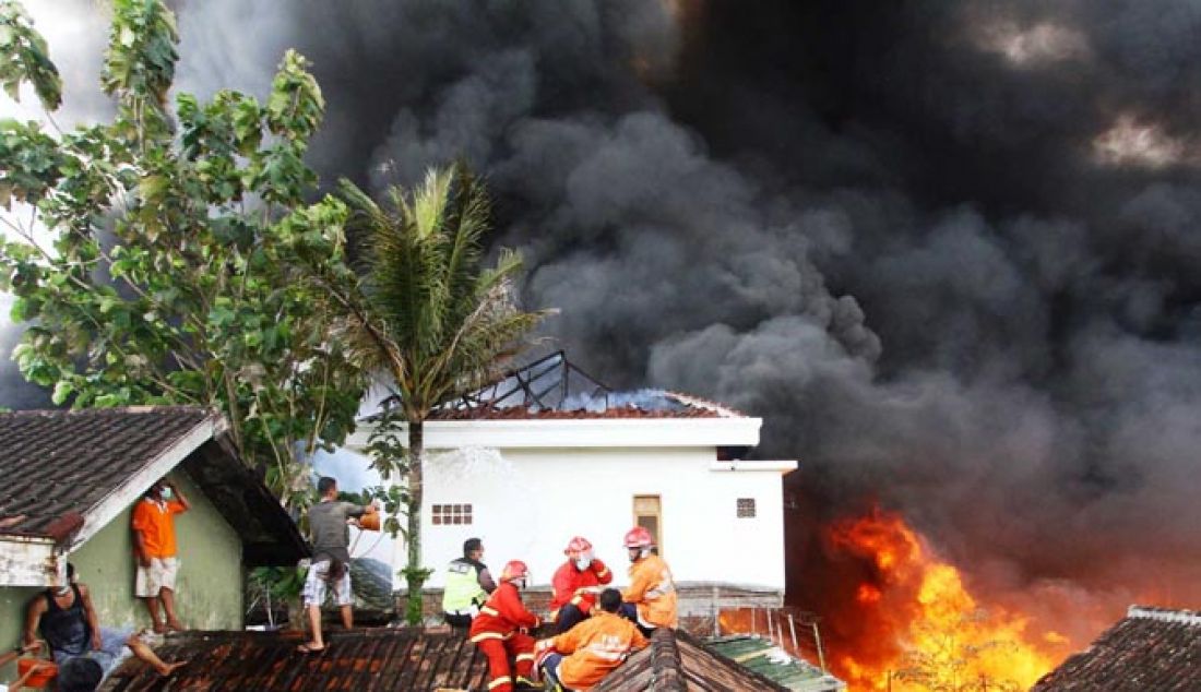 Gudang daur ulang plastik Lawang, Kabupaten Malang, Jawa Timur, terbakar, selasa (08/02). Akibat kejadian tersebut ditaksir mengalami kerugian Rp 10 Miliar. - JPNN.com