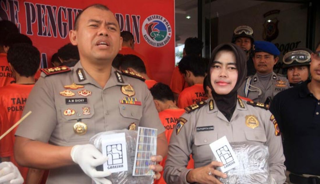 Kapolres Bogor Kabupaten, AKBP.Andi Muhammad Dicky, memperlihatka para tersangka penyalahgunaan narkoba di Polres Bogor, Rabu (8/2). Narkoba jenis tembakau gajah 'Ganesha', menjadi salah satu narkoba baru. Tembakau ganesha juga diketahui mengandung cannabinoids sintetik. Sofyansyah/Radar Bogor - JPNN.com