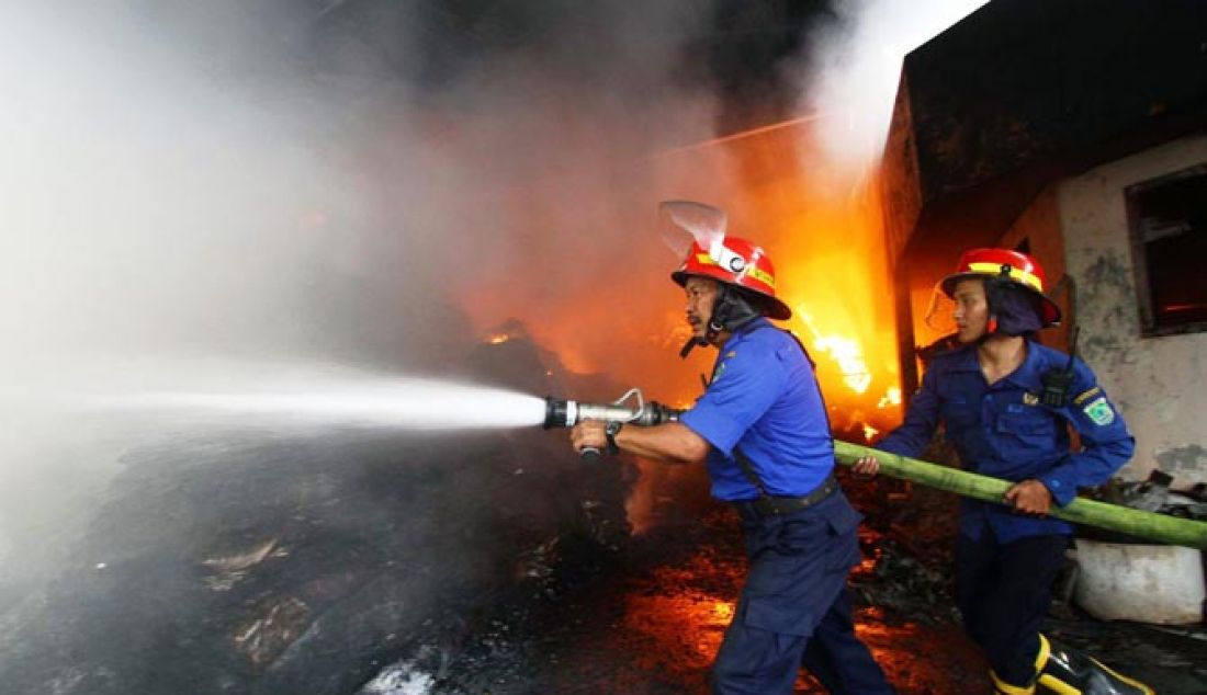 Petugas pemadam kebakaran mencoba menjinakkan api yang membakar gudang daur ulang plastik Lawang, Kabupaten Malang, Jawa Timur, selasa (08/02). Akibat kejadian tersebut ditaksir mengalami kerugian Rp 10 Miliar. - JPNN.com