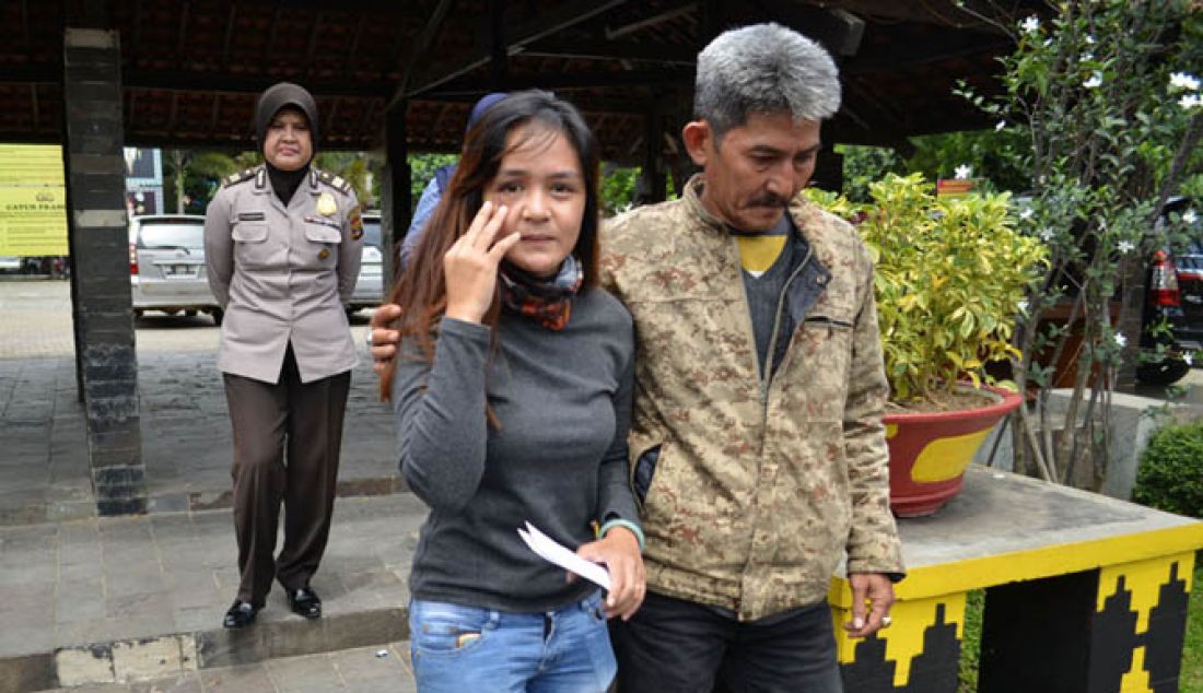 Chairunisa, istri Andika vokalis Kangen Band, melaporkan suaminya ke Polresta Bandar Lampung, Rabu (8/2). Chairunisa melaporkan Andika atas perbuatan kekerasan dalam rumah tangga (KDRT). Akibat pemukulan wajah istri andhika kangen band mengalami lebam dan memar memar. - JPNN.com