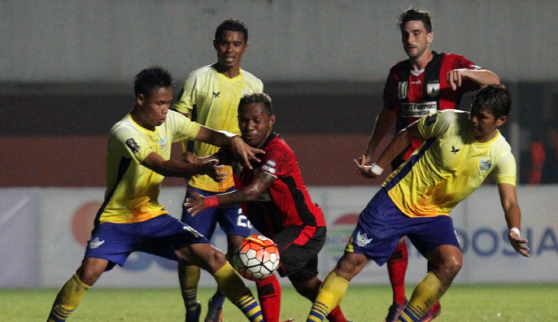 Pemain Persipura Ferinando Pahabol dijaga dua pemain Persegres GU Husni Mubarok dan Choi Hyun Yeon, dalam laga Piala Presiden 2017, di Stadion Maguwoharjo, Sleman, Jogjakarta, Kamis (9/2). Persegres menang atas Persipura dengan skor 2-1. - JPNN.com