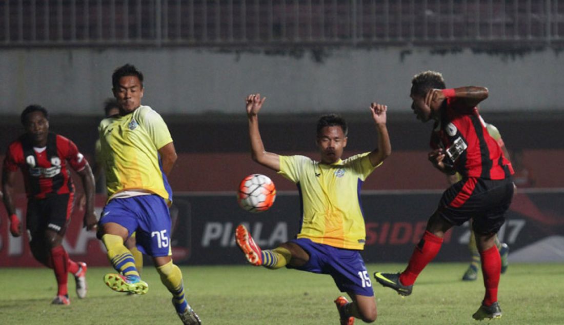 Pemain Persipura Ferinando Pahabol dijaga dua pemain Persegres GU Husni Mubarok dan Choi Hyun Yeon, dalam laga Piala Presiden 2017, di Stadion Maguwoharjo, Sleman, Jogjakarta, Kamis (9/2). Persegres menang atas Persipura dengan skor 2-1. - JPNN.com