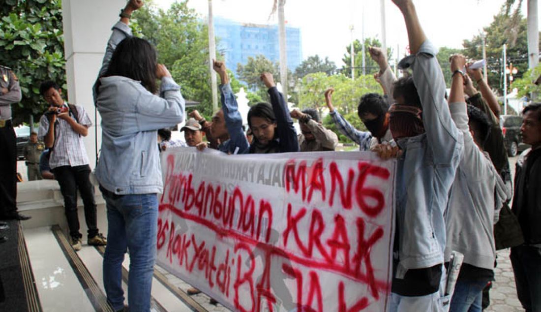 KRITIK: Mahasiswa Kota Cirebon berunjuk rasa di depan kantor DPRD, mempertanyakan pekerjaan dana alokasi khusus (DAK) sebesar Rp96 Miliar untuk cepat selesai tepat waktu dan sesuai spek, Kamis (9/2). - JPNN.com