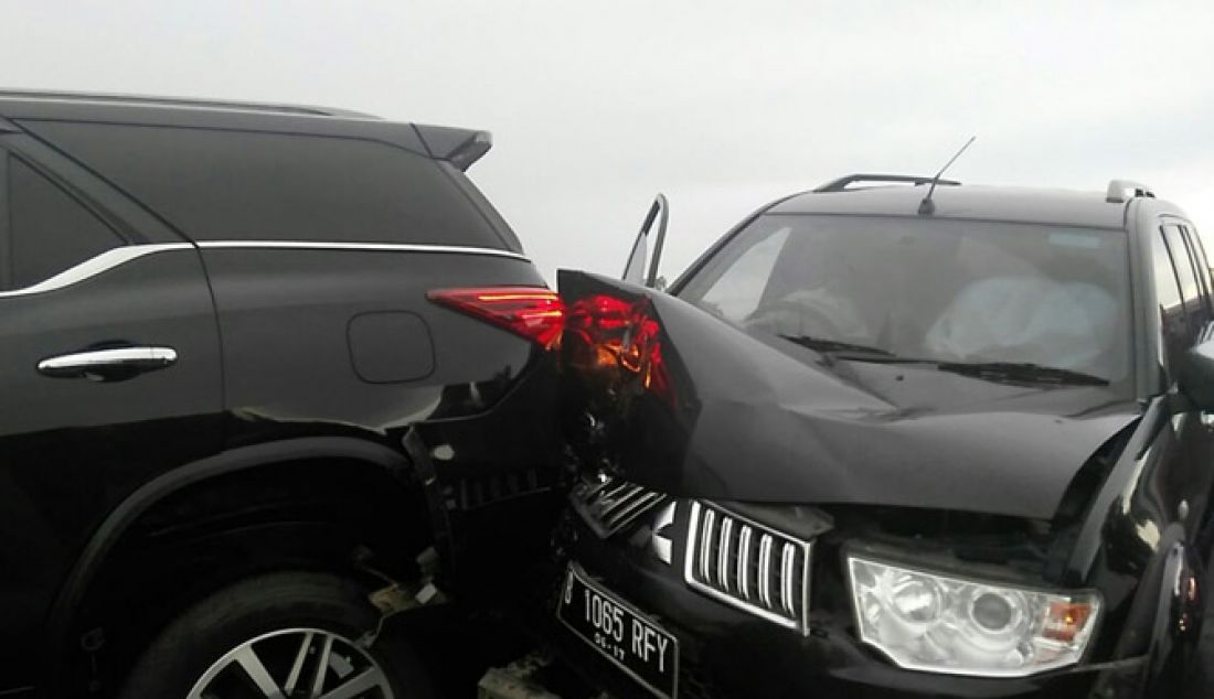 RINGSEK: Mobil Mitsubishi B 1065 RFY yang dikendarai Asda I Kota Bekasi, Cucu Syamsudin menabrak mobil Toyota Fortuner yang dikendaran Wali Kota Bekasi, Rahmat Effendi di tol Jakarta-Cikampek, KM 40+800, Kamis (9/2). - JPNN.com