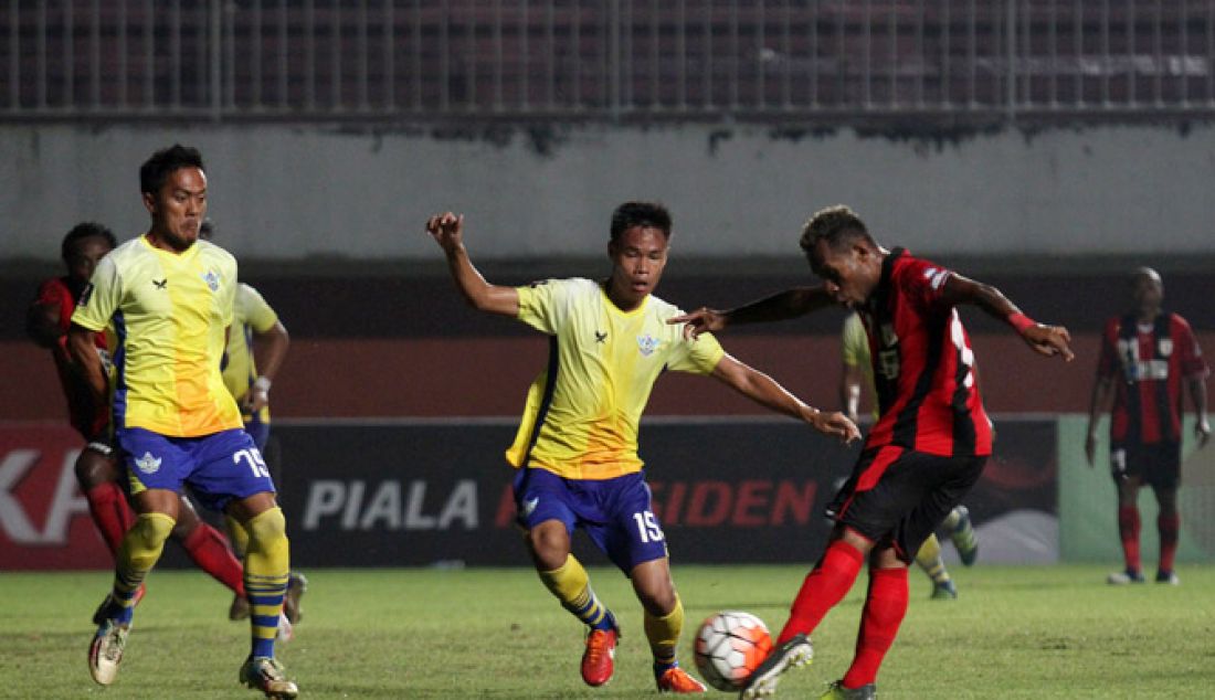 Pemain Persipura Ferinando Pahabol dijaga dua pemain Persegres GU Husni Mubarok dan Choi Hyun Yeon, dalam laga Piala Presiden 2017, di Stadion Maguwoharjo, Sleman, Jogjakarta, Kamis (9/2). Persegres menang atas Persipura dengan skor 2-1. - JPNN.com