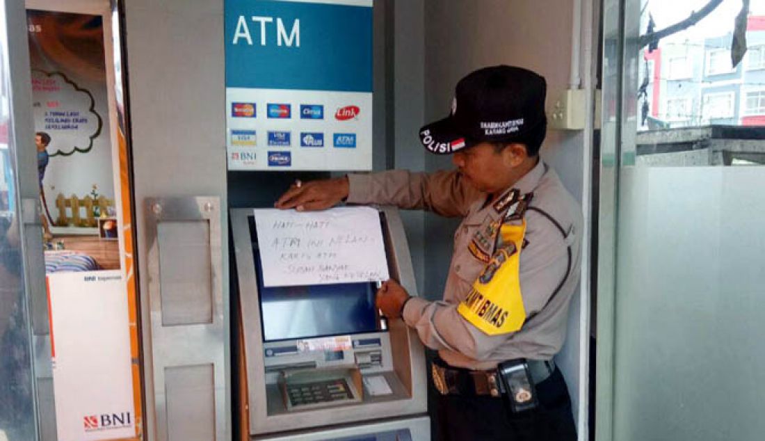 Kejahatan terhadap nasabah kembali terjadi. Empat kartu ATM tertelan di mesin ATM sebuah bank di areal SPBU depan kompleks Poligon, Palembang, Jumat (10/2). Kejadian diketahui pertama kali oleh Babinkamtibmas Polsek Gandus, Bripka M Alwi saat patroli dan menerima tiga aduan dari nasabah yang kartu ATM mereka tertelan di mesin tersebut. - JPNN.com