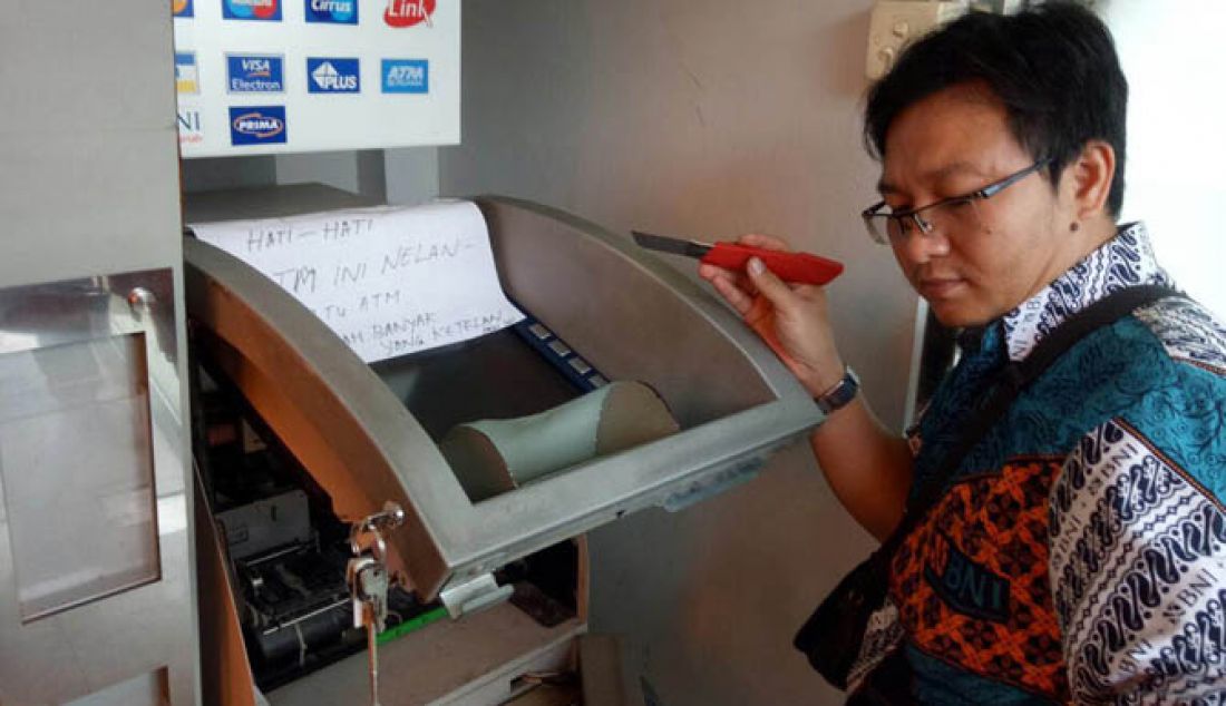 Kejahatan terhadap nasabah kembali terjadi. Empat kartu ATM tertelan di mesin ATM sebuah bank di areal SPBU depan kompleks Poligon, Palembang, Jumat (10/2). Kejadian diketahui pertama kali oleh Babinkamtibmas Polsek Gandus, Bripka M Alwi saat patroli dan menerima tiga aduan dari nasabah yang kartu ATM mereka tertelan di mesin tersebut. - JPNN.com