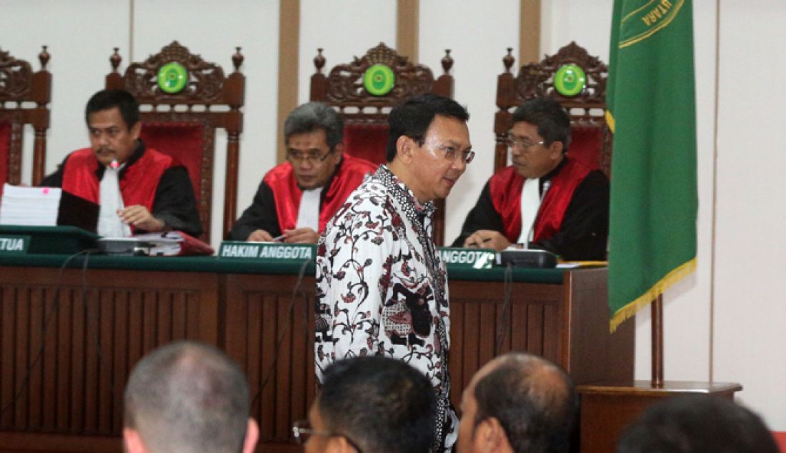 Terdakwa kasus penistaan agama;Gubernur DKI Jakarta non aktif Basuki Tjahaja Purnama atau Ahok kembali menjalani persidangan ke-10 yang digelar Pengadilan Negeri Jakarta Utara (PN Jakut) di ruang sidang di Auditorium Kementan, Jakarta. Senin (13/2). - JPNN.com