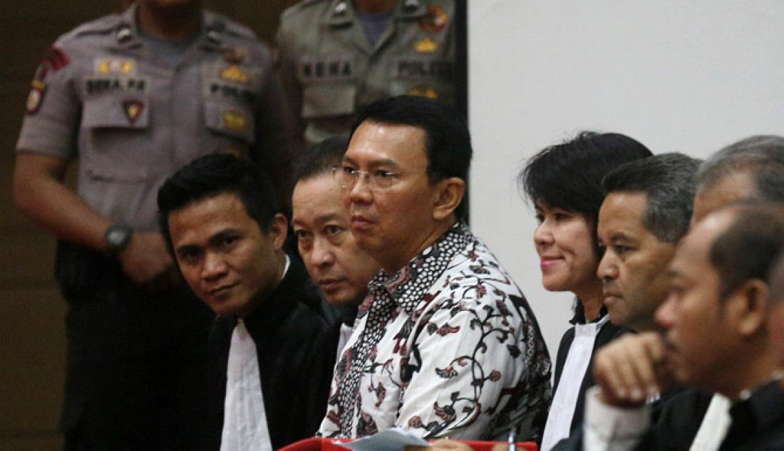 Terdakwa kasus penistaan agama;Gubernur DKI Jakarta non aktif Basuki Tjahaja Purnama atau Ahok kembali menjalani persidangan ke-10 yang digelar Pengadilan Negeri Jakarta Utara (PN Jakut) di ruang sidang di Auditorium Kementan, Jakarta. Senin (13/2). - JPNN.com