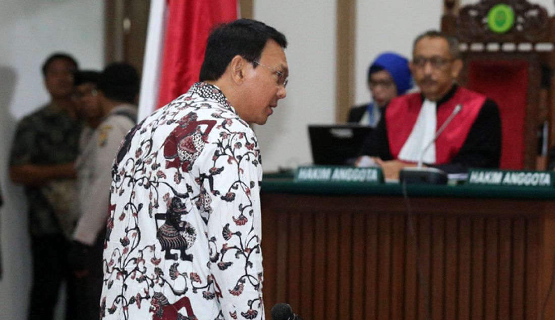 Terdakwa kasus penistaan agama;Gubernur DKI Jakarta non aktif Basuki Tjahaja Purnama atau Ahok kembali menjalani persidangan ke-10 yang digelar Pengadilan Negeri Jakarta Utara (PN Jakut) di ruang sidang di Auditorium Kementan, Jakarta. Senin (13/2). - JPNN.com