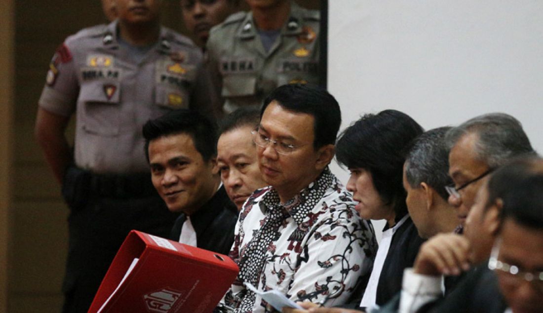 Terdakwa kasus penistaan agama;Gubernur DKI Jakarta non aktif Basuki Tjahaja Purnama atau Ahok kembali menjalani persidangan ke-10 yang digelar Pengadilan Negeri Jakarta Utara (PN Jakut) di ruang sidang di Auditorium Kementan, Jakarta. Senin (13/2). - JPNN.com