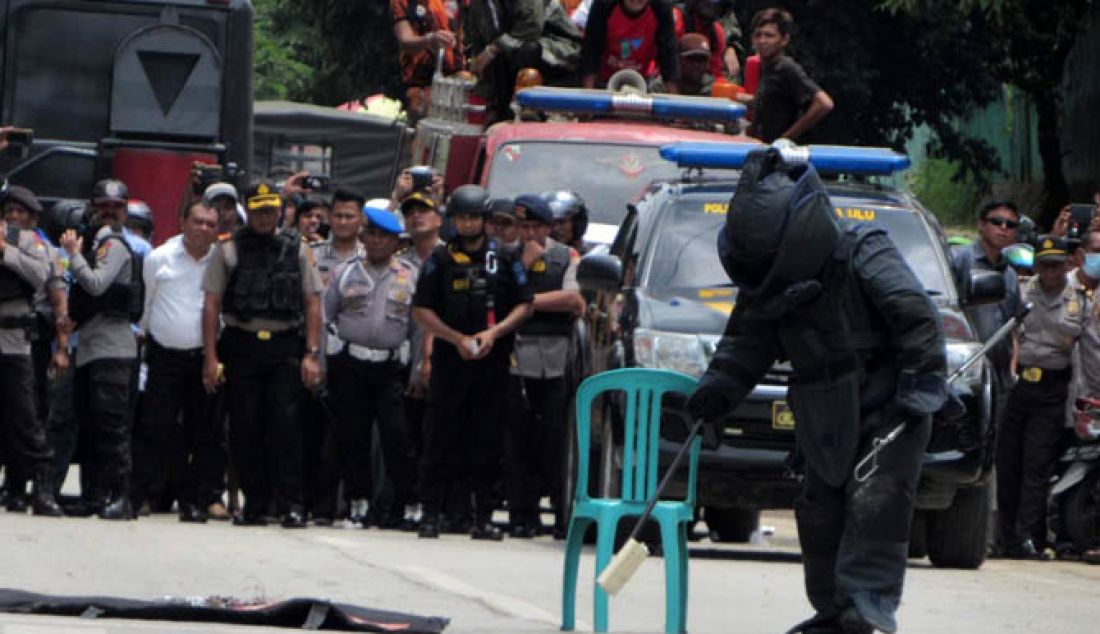 Tim Gegana Polda Kaltim berhasil menguasai bom yang digunakan untuk merampok Bank BRI di Jalan Pangeran Suryanata, Kelurahan Bukit Pinang, Samarinda Ulu, Senin (13/2). - JPNN.com