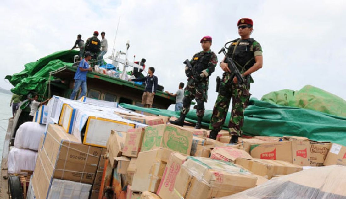 Tim WFQR mengamankan kapal bermuatan alat rumah tangga yang diselundupkan dari luar negeri di Mako Lantamal IV Tanjungpinang, Senin (13/2). Kapal tersebut tidak memiliki dokumen lengkap pelayaran. - JPNN.com