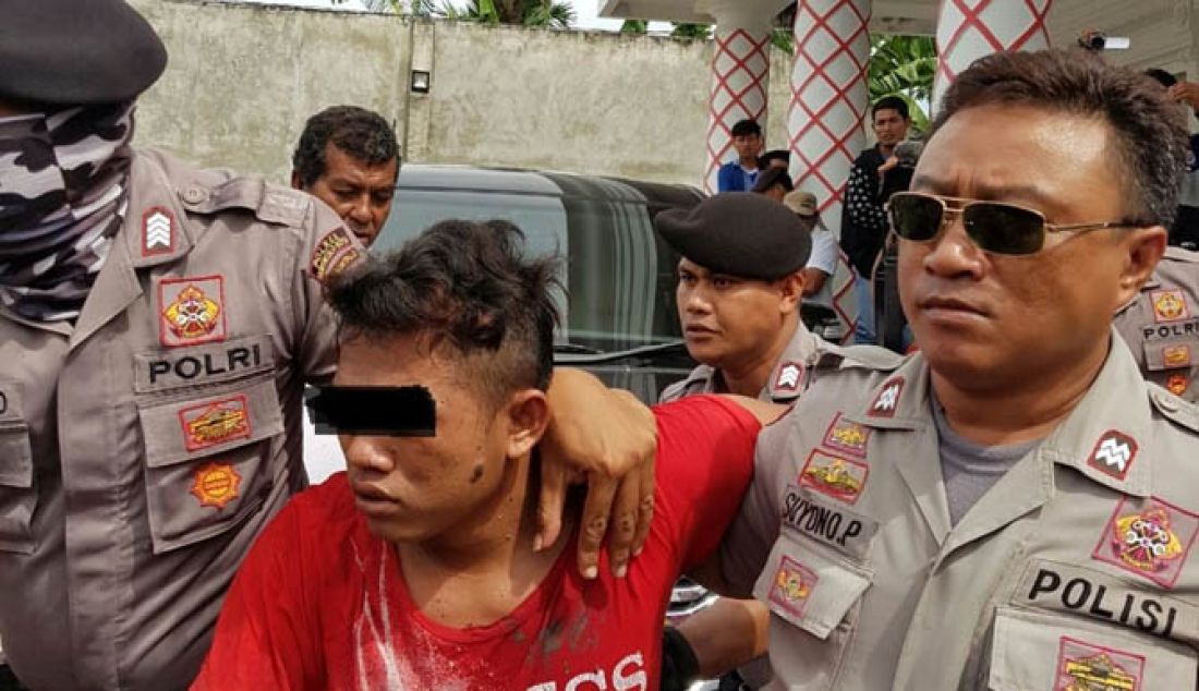 AP (17), pelaku pencurian di kediaman Hana Hasanah saat diamankan polisi dari amuk massa. - JPNN.com