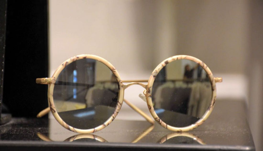 TETAP CANTIK: Kacamata bulat ala artis-artis Korea membuat tampilan sempurna. Bagi kaum pria maupun perempuan, kacamata bisa melengkapi gaya fashion. - JPNN.com