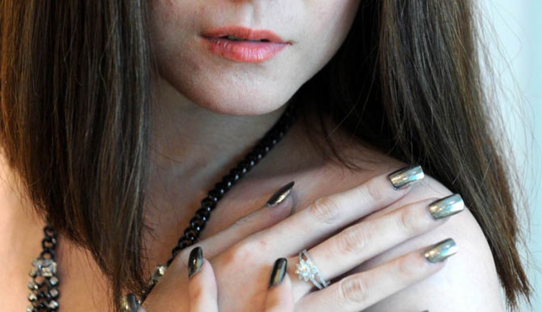 Liliana Kartini menunjukkan kreasi nail art terbaru, kuteks chrom, yang menghiasi kuku jari tangannya di salah satu gerai di Ciputra World Surabaya, Rabu (15/2). Kuteks Chrom ini sangat mengkilap, karena menggunakan bubuk glitter dan shinning powder. - JPNN.com
