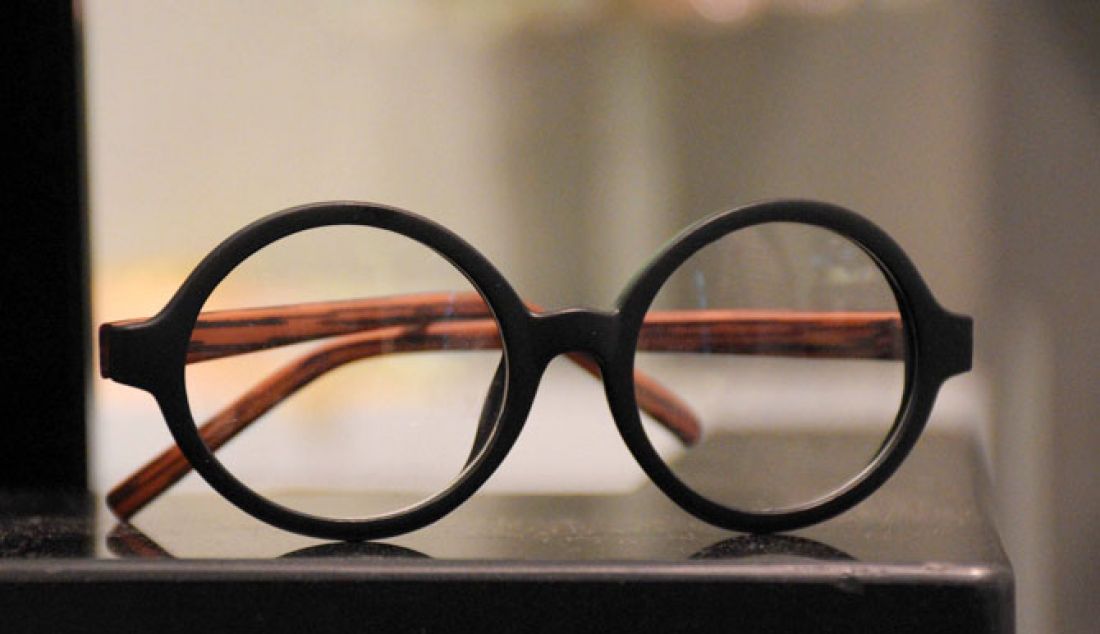 TETAP CANTIK: Kacamata bulat ala artis-artis Korea membuat tampilan sempurna. Bagi kaum pria maupun perempuan, kacamata bisa melengkapi gaya fashion. - JPNN.com