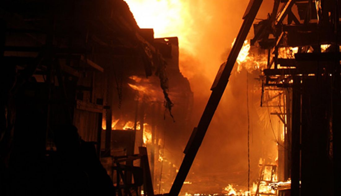 Puluhan lapak dan toko yang ada di Pasar Sentral Remu terbakar, Kamis (16/2) malam. - JPNN.com