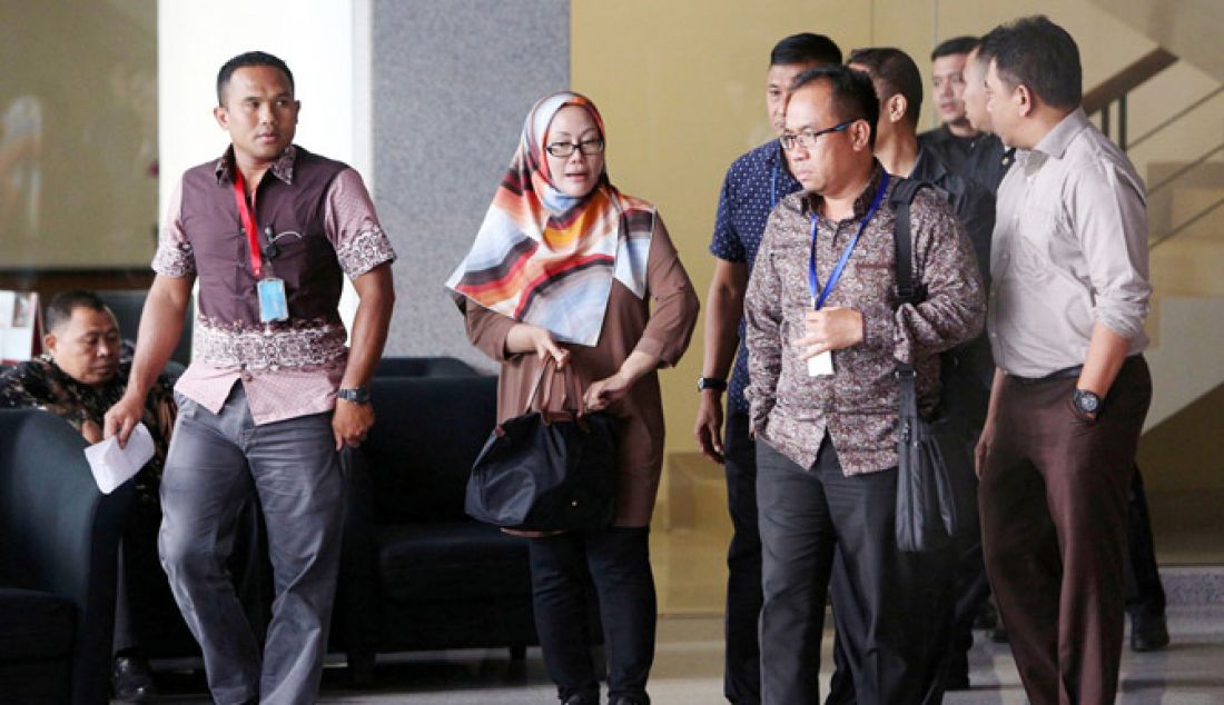 Mantan Gubernur Banten Ratu Atut Chosiyah, kembali diperiksa KPK, Jakarta, Kamsi (16/2). Atut akan menghadapi sidang dalam kasus dugaan korupsi pengadaan alat kesehatan (alkes) Provinsi Banten tahun anggaran 2011-2013, yang merugikan negara sedikitnya Rp 30,2 miliar dan segera dilimpahkan ke Pengadilan. - JPNN.com