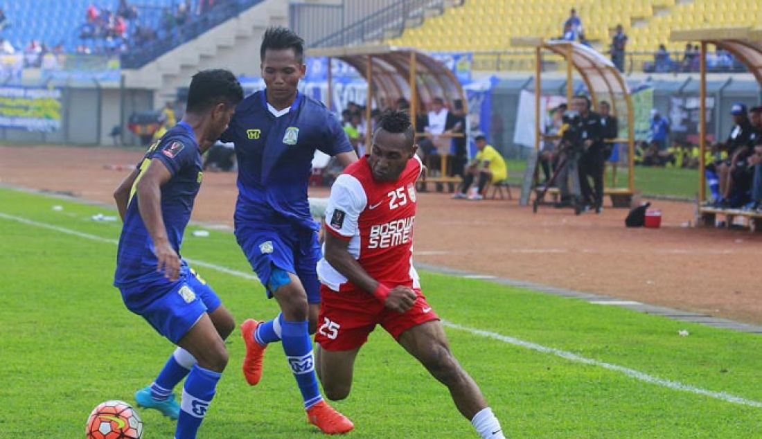 Pemain PSM melawan pemain Persiba pada laga Piala Presiden 2017, di Stadion Si Jalak Harupat, Kabuaten Bandung, Jumat (17/2). Pertandingan dimenagkan oleh PSM dengan skor akhir 1-3. - JPNN.com