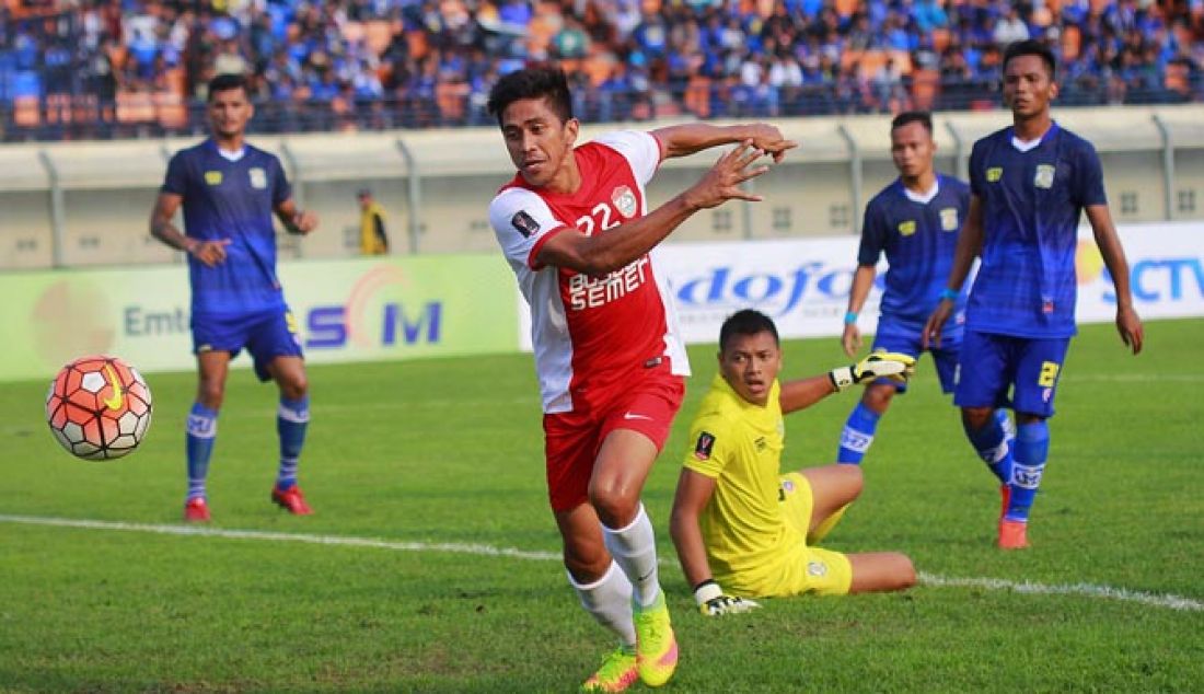 Pemain PSM Ardan Aras berhasil melewati penjaga gawang Persiba Dedi Haryanto pada laa Piala Presiden 2017, di Stadion Si Jalak Harupat, Kabuaten Bandung, Jumat (17/2). Pertandingan dimenagkan oleh PSM dengan skor akhir 1-3. - JPNN.com