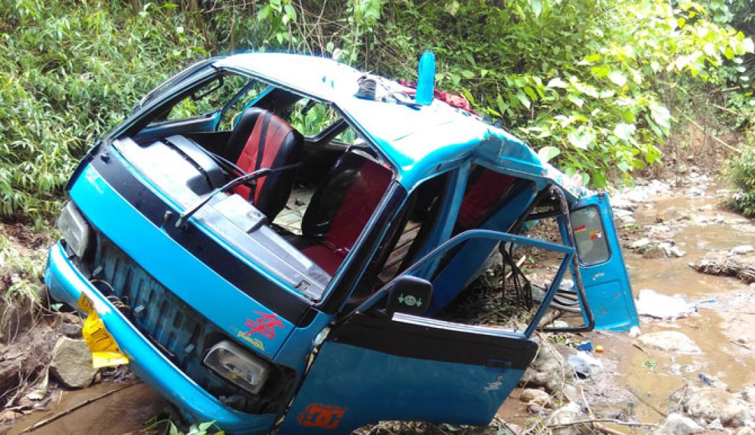 TERJUN BEBAS: Mobil mikro trayek Paguyaman-Limboto, terjun bebas dari jembatan setinggi 15 Meter di Jalan Trans Sulawesi, Desa Parungi, Boliyohuto, Gorontalo, Jumat (17/2). Sopir mikro tak bisa mengendalikan laju kendaraan karena mengalami rem blong saat turunan dan menikung. Tiga orang tewas dalam lakalantas ini. - JPNN.com