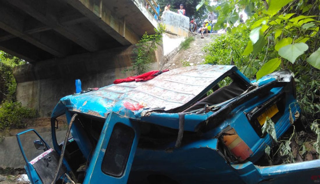 TERJUN BEBAS: Mobil mikro trayek Paguyaman-Limboto, terjun bebas dari jembatan setinggi 15 Meter di Jalan Trans Sulawesi, Desa Parungi, Boliyohuto, Gorontalo, Jumat (17/2). Sopir mikro tak bisa mengendalikan laju kendaraan karena mengalami rem blong saat turunan dan menikung. Tiga orang tewas dalam lakalantas ini. - JPNN.com