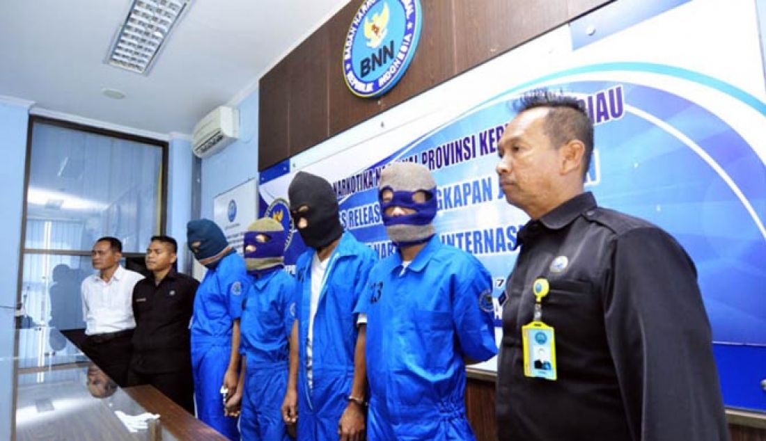 Empat tersangka jaringan sindikat narkotika yang berhasil diamankan oleh petugas BNNP Kepri saat mengelar konferensi pers dengan media di Kantor BNNP Kepri, Nongsa, Jumat (17/2). - JPNN.com