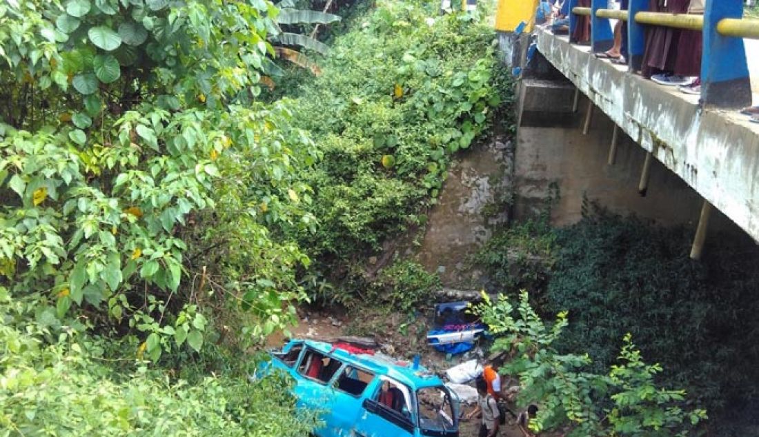 TERJUN BEBAS: Mobil mikro trayek Paguyaman-Limboto, terjun bebas dari jembatan setinggi 15 Meter di Jalan Trans Sulawesi, Desa Parungi, Boliyohuto, Gorontalo, Jumat (17/2). Sopir mikro tak bisa mengendalikan laju kendaraan karena mengalami rem blong saat turunan dan menikung. Tiga orang tewas dalam lakalantas ini. - JPNN.com