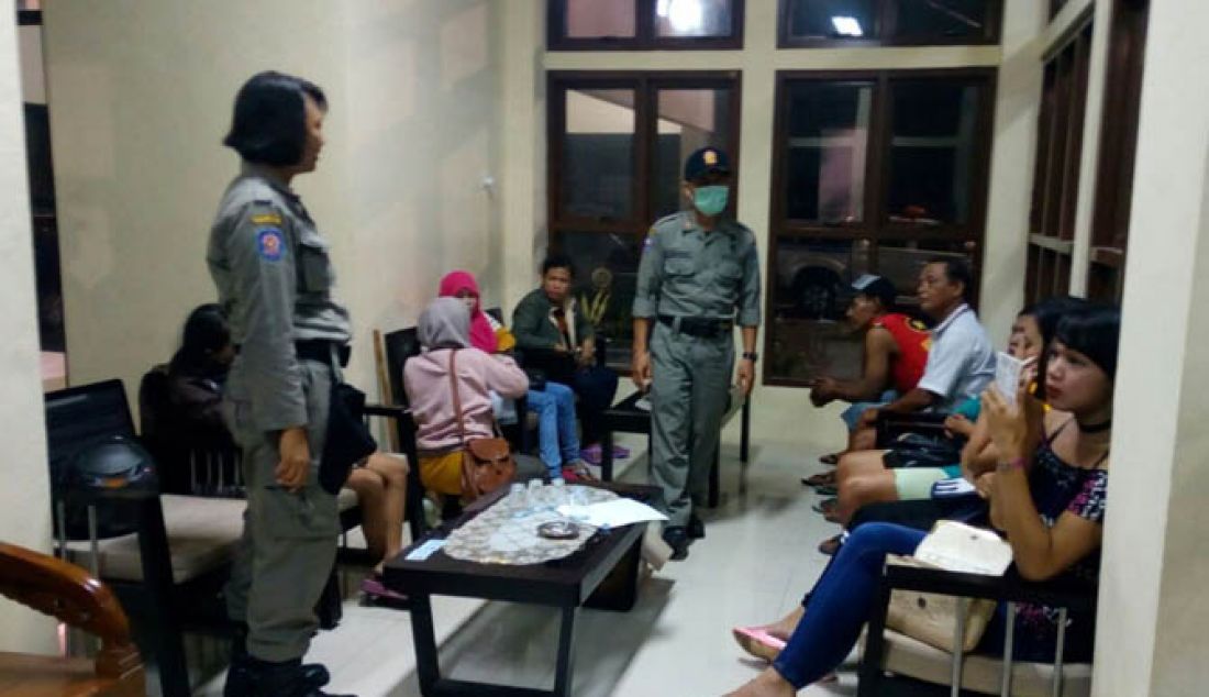 Tim gabungan Satuan Polisi Pamong Praja (Satpol PP) dan Dinas Sosial Pegendalian Penduduk, Keluarga Berencana dan Perlindungan Perempuan dan Anak (Dinsosdalduk, KB dan P3A) melakukan razia Sabtu (18/2) malam. Sembilan orang terduga PSK dan waria diamankan. - JPNN.com