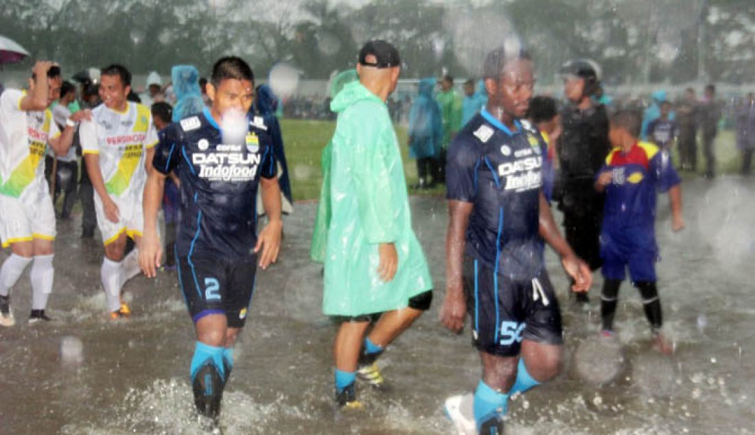TERHENTI: Laga uji coba antara Persikotas dengan Persib di Stadion Wiradadaha Kota Tasikmalaya, Minggu (19/2) dihentikan karena hujan deras dan sambaran petir. - JPNN.com