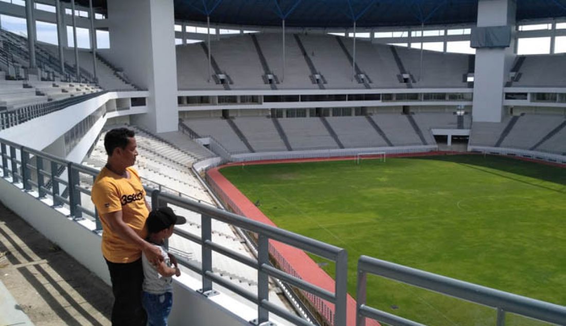 JELANG OPERASIONAL: Warga yang berkunjung ke Stadion Batakan mengabadikan momen bersama. - JPNN.com