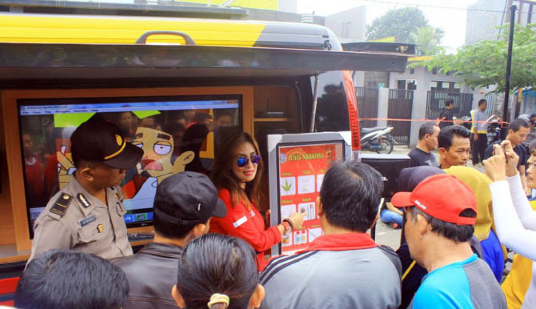 Kasat Narkoba Polresta Bogor Kota, Kompol Yuni Purwanti saat mensosialisasikan jenis-jenis narkoba yang sangat berbahaya kepada para pengunjung Car Free Day di Jalan Sudirman, Kota Bogor, Minggu (19/02). Sosialisasi dilakukan agar masyarakat terhindar dari penyalahgunaan narkoba. - JPNN.com