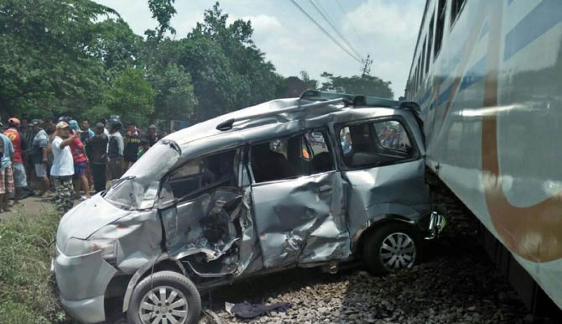 Kondisi mobil Suzuki APV L 1751 FS nyaris hancur usai tertabrak kereta api di Jalan Adi Santoso, Desa Ardirejo, Kepanjen, Minggu (19/2). - JPNN.com