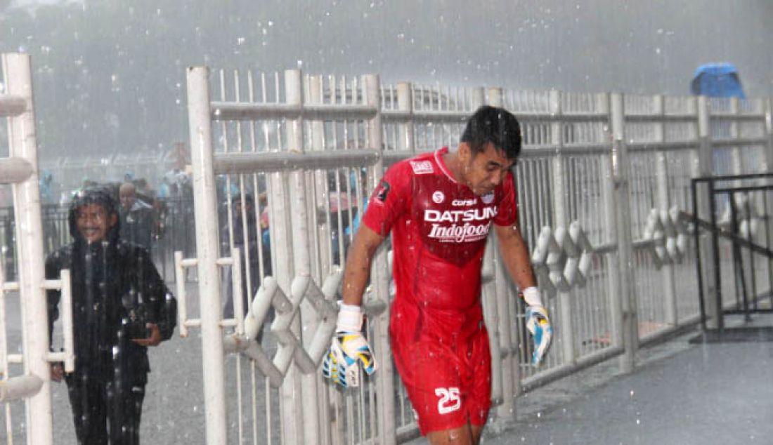 TERHENTI: Laga uji coba antara Persikotas dengan Persib di Stadion Wiradadaha Kota Tasikmalaya, Minggu (19/2) dihentikan karena hujan deras dan sambaran petir. - JPNN.com