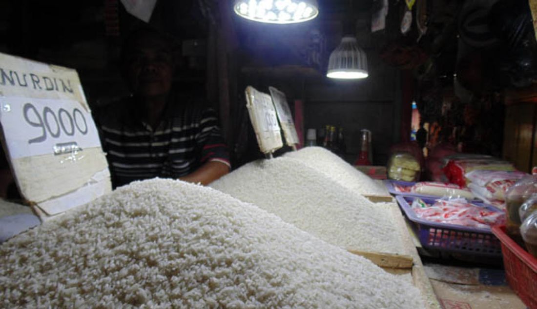 EKONOMI: Harga beli pedagang dari petani yang masih tergolong mahal, membuat para pedagang beras masih enggan menurunkan harga beras dipasaran. - JPNN.com