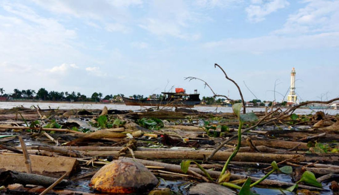 TERCEMAR: Sungai Bhatanghari di penuhi sampah ranting kayu dan plastik tepat nya di belakang Pasar Angso Duo. - JPNN.com