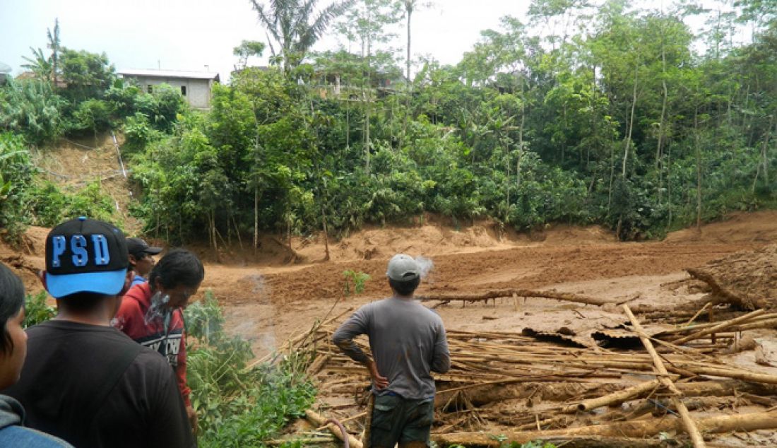 Longsor melanda Dukuh Karangwuni Desa Sirau Kecamatan Karangmoncol, Purbalingga Minggu (19/2) malam kemarin. Tak hanya rumah, warga juga harus kehilangan 3 unit sepeda motor dan barang- barang berharga. - JPNN.com