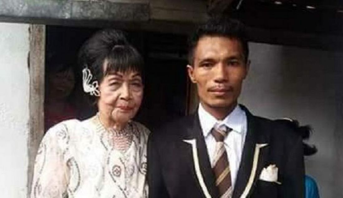 BEDA 54 TAHUN: Martha Bate (kiri) bersama suaminya, Sofyan Lohodandel, setelah pemberkatan di GPdI Horeb Lelema, Kecamatan Tumpuan, Minahasa Selatan, Sulawesi Utara, Sabtu (18/2). - JPNN.com