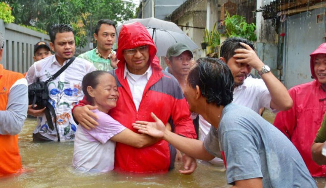 DIPERHATIKAN: Cagub DKI Anies Baswedan disambut warga kelurahan Cipinang Melayu, Jakarta Timur yang daerahnya dilanda banjir. Anies sendiri telah menyiapkan solusi untuk mengatasi banjir Cipinang Melayu. - JPNN.com