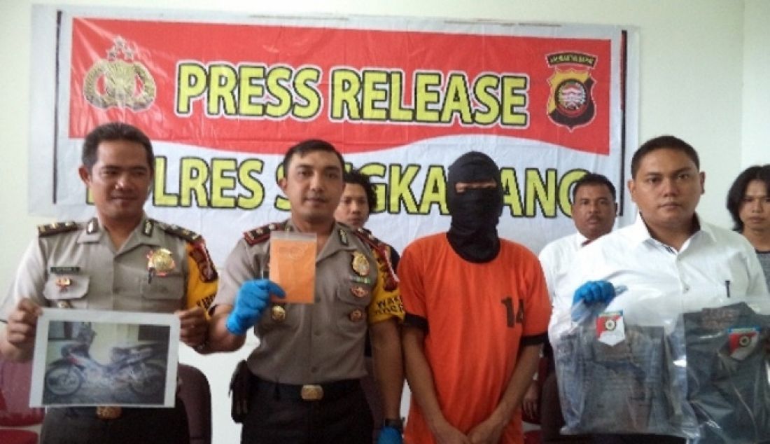 TUSUK JARUM: Jajaran Polres Singkawang memperlihatkan pelaku teror tusuk jarum, Chin Fuk Jong alias Ajong beserta barang bukti kejahatannya, Senin (20/2). - JPNN.com