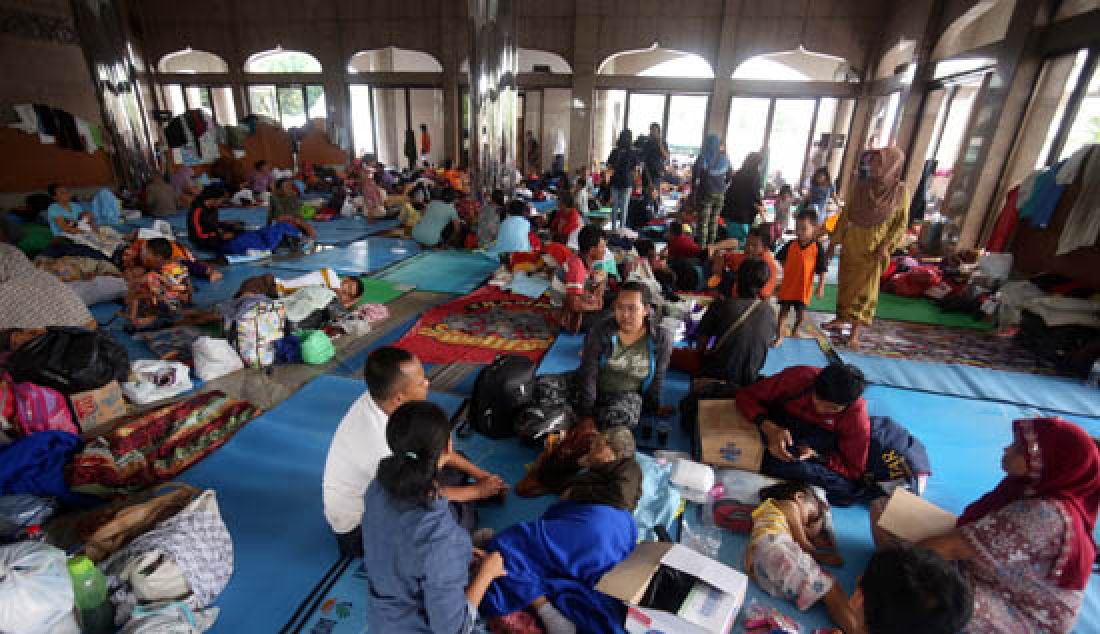 Sejumlah warga korban kebanjiran mengungsi di Masjid Universitas Borobudur, Jakarta, Selasa (21/2). Akibat banjir yang merendam kawasan cipinang melayu setinggi 2,5 meter tersebut membuat warga terpaksa mengungsi. - JPNN.com