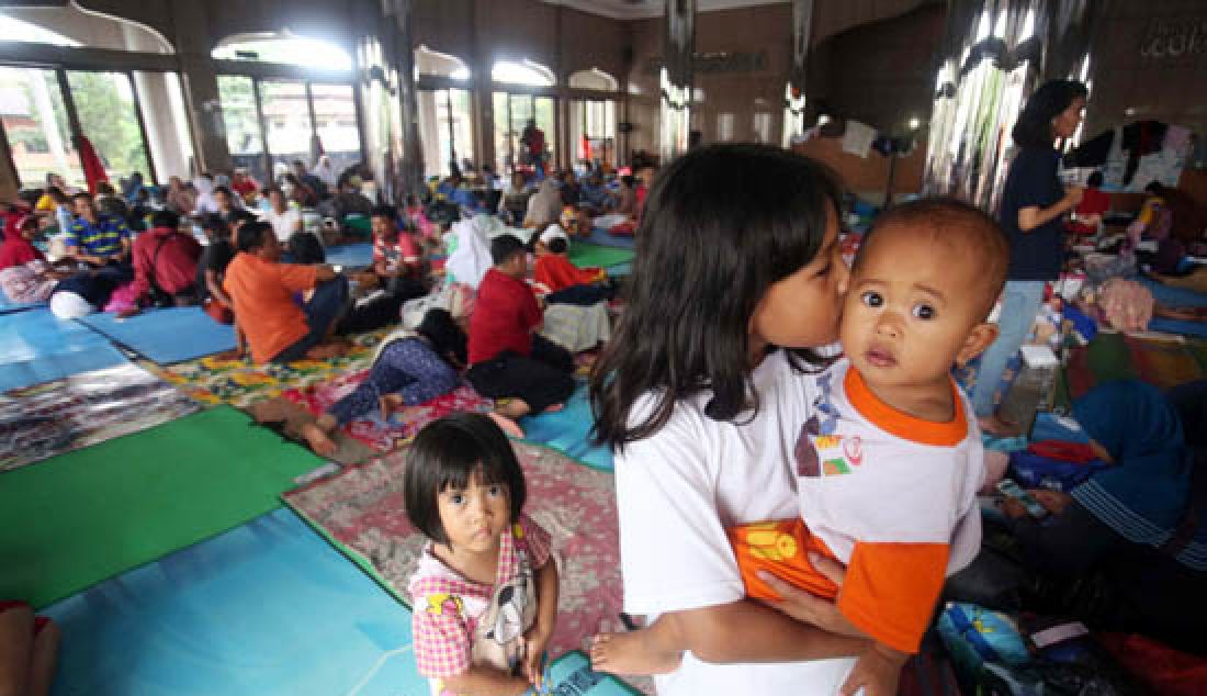 Sejumlah warga korban kebanjiran mengungsi di Masjid Universitas Borobudur, Jakarta, Selasa (21/2). Akibat banjir yang merendam kawasan cipinang melayu setinggi 2,5 meter tersebut membuat warga terpaksa mengungsi. - JPNN.com