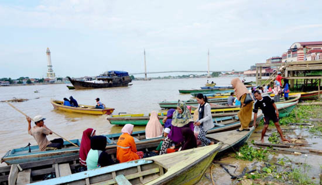 WASPADA BANJIR: Debit Sungai Batanghari terlihat naik di penyeberangan ketek di Pasar Angso Duo, Senin (20/2). Naiknya debit air sungai Batanghari dikarenakan tingginya curah hujan di Provinsi Jambi dalam beberapa hari belakangan ini. - JPNN.com