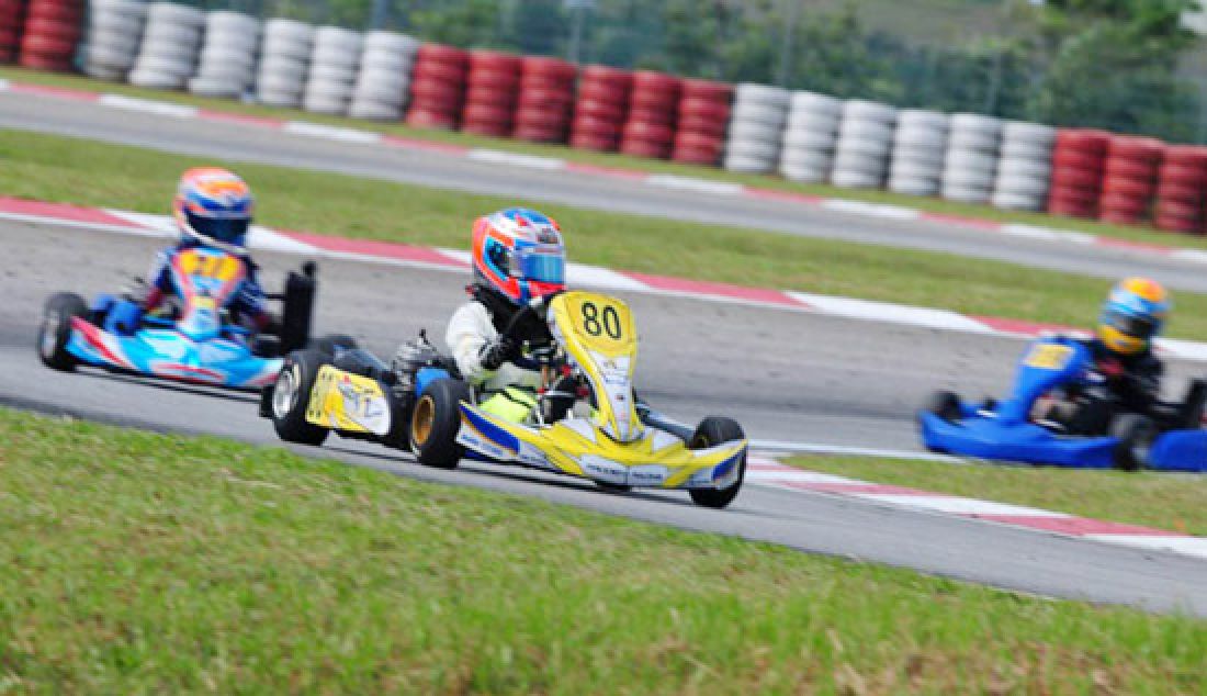 Pegokart cilik Kepri, Aditya Wibowo, 8 dengan nomor 80 saat mengikuti turnamen Gokart X30 Invitation Race di Sepang Karting Circuit, Malaysia, Minggu (19/2). - JPNN.com