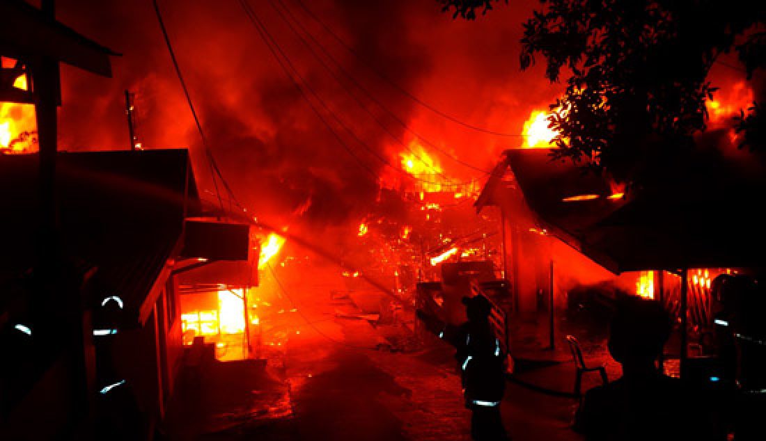 Api menghanguskan lokalisai Merong di Muara Teweh, Batara, Kalteng, Rabu (22/2) dini hari. Kebakarab itu menewaskan satu PSK bernama Yulia (21), yang mencoba menyelamatkan diri dengan cara masuk ke dalam drum berisi air di kamar mandi. - JPNN.com