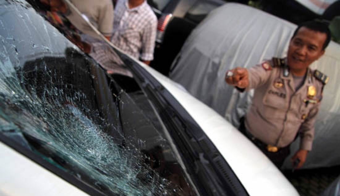 Sebuah mobil hancur pada bagian kaca depannya saat terjadi bentrokan antara driver GoJek dengan becak di beberapa titik kota Medan, Rabu (22/2). - JPNN.com