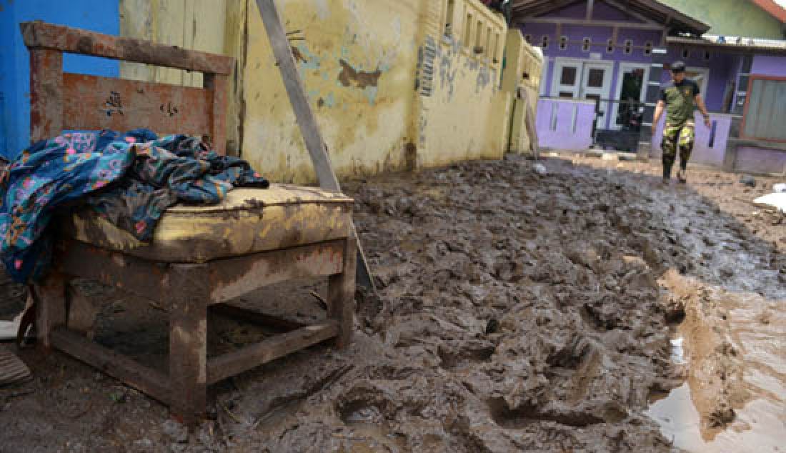 Lumpur nampak masih terlihat pada rumah warga dan lingkungan paska diterjang banjir di kelurahan pesawahan, Teluk Betung Selatan, Bandarlampung, Rabu (22/2). - JPNN.com