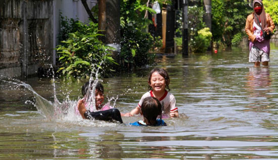 Sejumlah anak nampak bermain air Perumahan Ciledug Indah 1, Tangerang, Banten, Rabu (22/2). Luapan Kali Angke menyebabkan ratusan rumah di kawasan perumahan tersebut terendam banjir hingga setinggi 30-60 cm. - JPNN.com