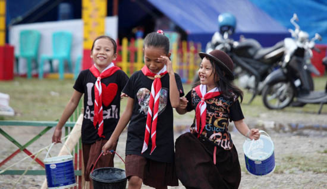 Sejumlah pasukan pramuka yang terdiri dari pasukan Siaga, Penggalang dan Penegak dari berbagai sekolah di Kota Palopo, Sulsel, mulai mempersiapkan perkemahan untuk memperingati Hari Pandu Sedunia, di kompleks pelataran Mesjid Islamic Centre, Kamis (23/10). Kegiatan selama tiga hari tersebut diisi dengan beragam kegiatan. - JPNN.com